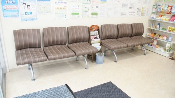 オリーブ薬局徳山中央店の待合スペース