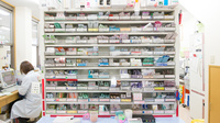 日南薬局の薬棚