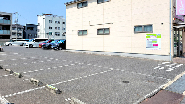 ふれあいローズ薬局の駐車場