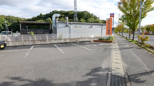 どんぐり薬局の駐車場