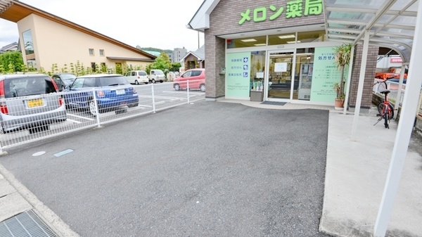 メロン薬局の駐車場
