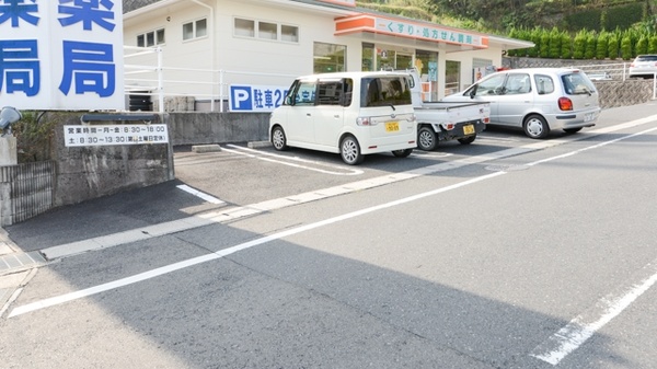 エスマイル薬局　鶴山店の駐車場