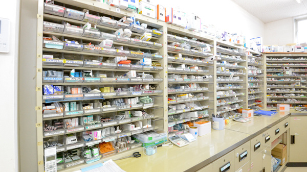 エスマイル薬局　鶴山店の薬棚