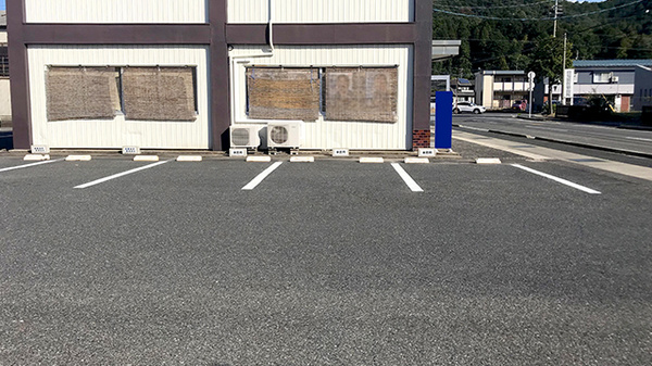 杏薬局の駐車場