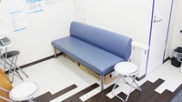 グラム薬局　浜田山店の待合スペース