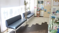 中川薬局　三鷹駅前店の待合スペース