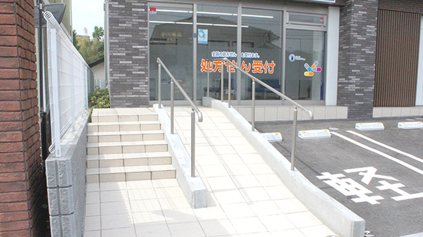 中川薬局　都筑店の入口