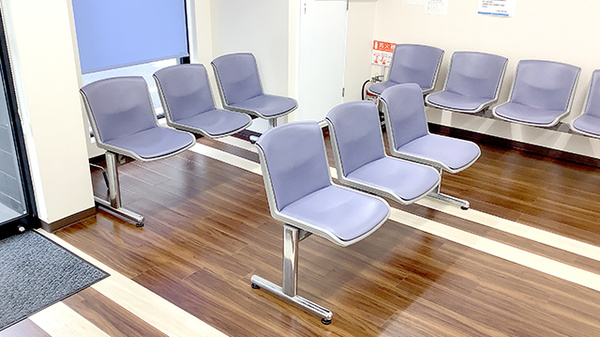 中川薬局　鶴見市場店の待合スペース