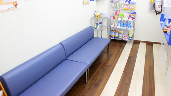 なかがわ薬局　千歳船橋店の待合スペース