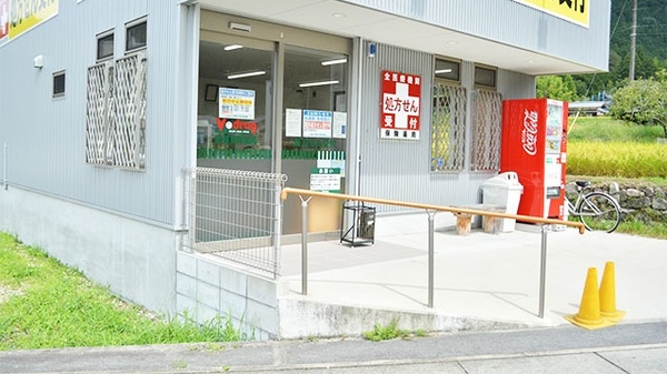 V・drug　恵那東野薬局の入口
