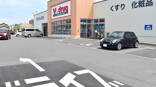 V・drug　各務原中央薬局の駐車場