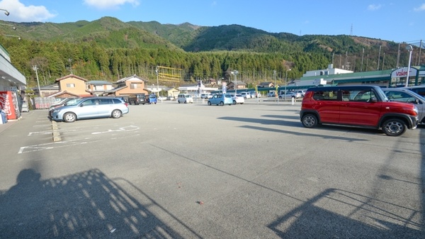 V・drug　萩原中央薬局の駐車場