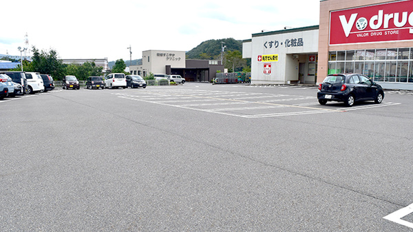 V・drug　八百津薬局の駐車場