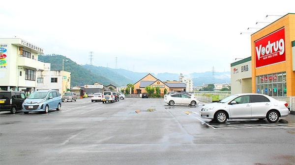 V・drug　三田洞薬局の駐車場