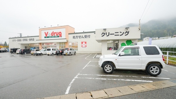V・drug　高山西薬局の駐車場