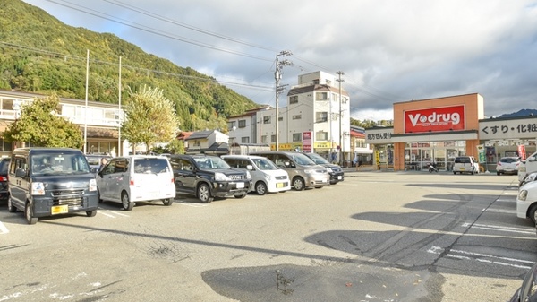 V・drug　神岡薬局の駐車場