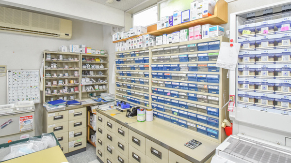 高階誠心堂錦調剤薬局の薬棚