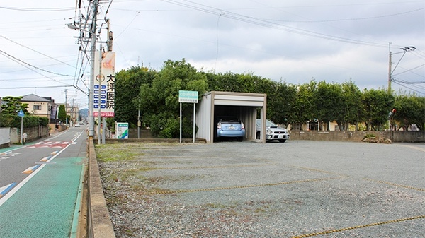わかみや薬局の駐車場