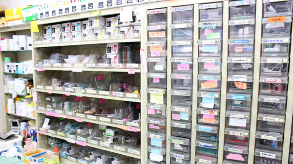 よろづ屋薬局　柏店の薬棚