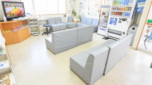 金光薬局　新倉敷店の待合スペース