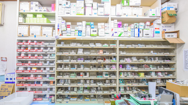 金光薬局　新倉敷西店の薬棚