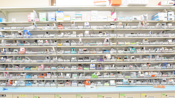 金光薬局　津島店の薬棚