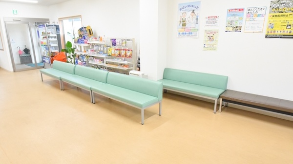金光薬局　岡南店の待合スペース