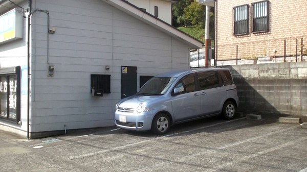 フレンズ調剤薬局の駐車場