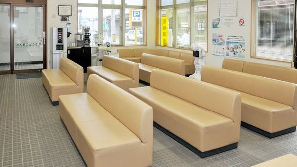 中央調剤薬局　市民病院前支店の待合スペース