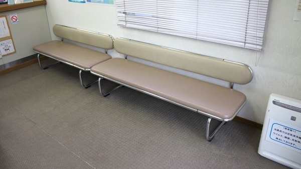 中央調剤薬局　小柳支店の待合スペース