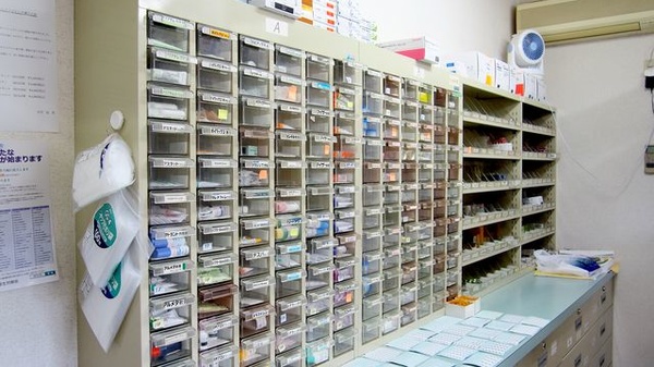 中央調剤薬局　緑支店の薬棚