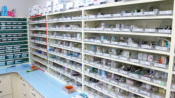 あるも薬局　宮前店の薬棚