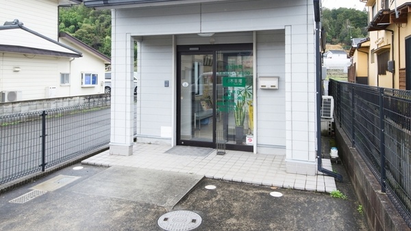 白木薬局の入口