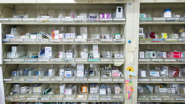 白木薬局の薬棚