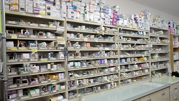 ぶどう薬局の薬棚