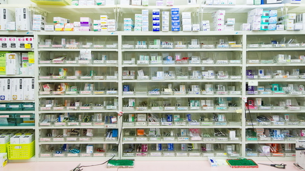 つくし薬局の薬棚