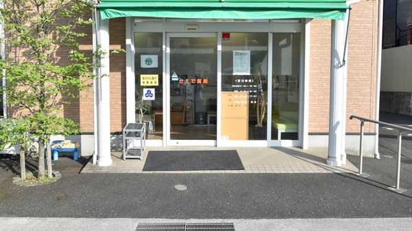 かえで薬局の入口