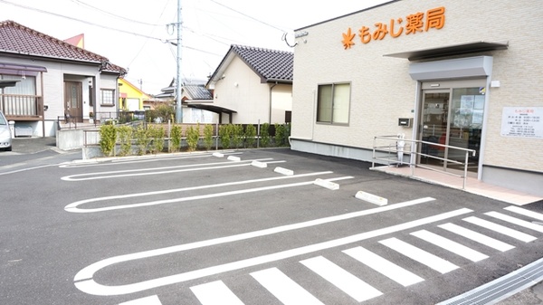 もみじ薬局の駐車場