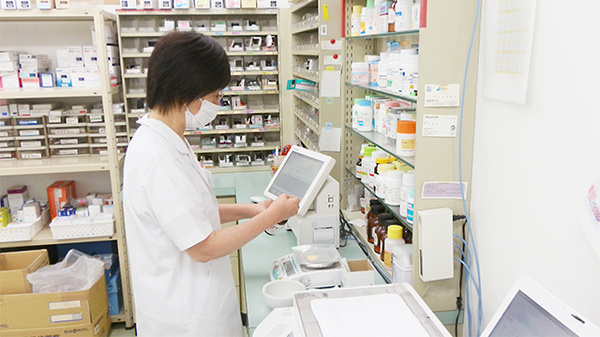 ハート薬局　柳原店の作業風景