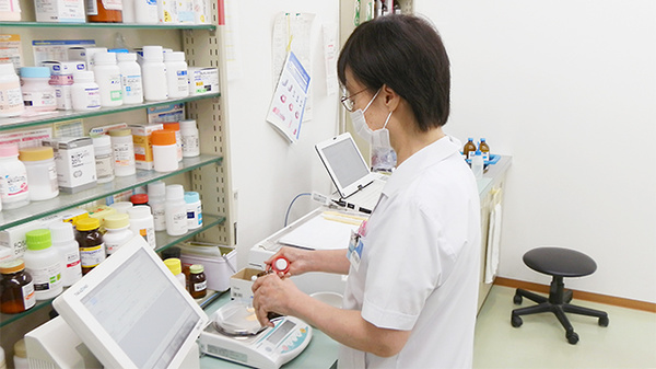 ハート薬局　柳原店の作業風景