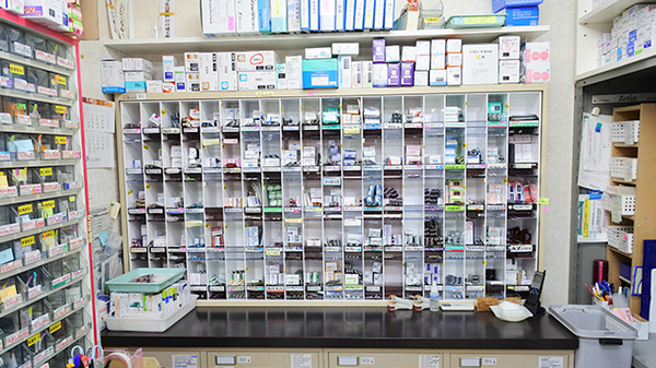 あらと調剤薬局の薬棚