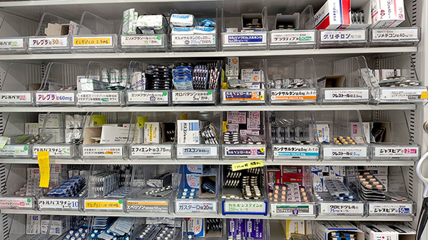 すず薬局ぬまた店の薬棚