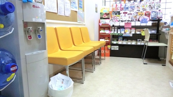 すず薬局　仙台パークビル店の待合スペース