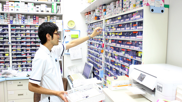 すず薬局　仙台パークビル店の作業風景