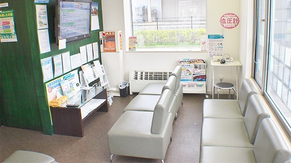 すず薬局　六丁の目店の待合スペース