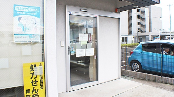 すず薬局　六丁の目店の入口