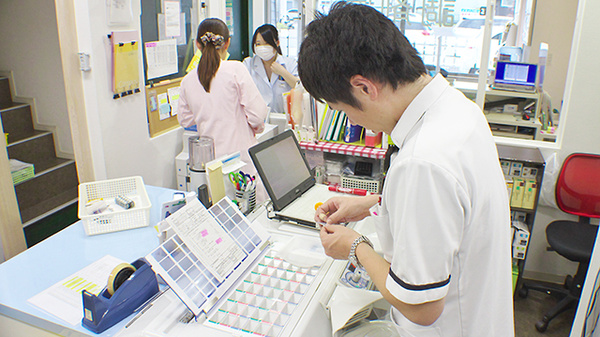 すず薬局　六丁の目店の作業風景