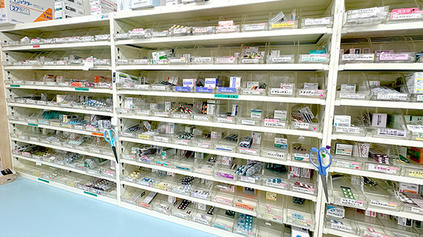 すず薬局　大町店の薬棚