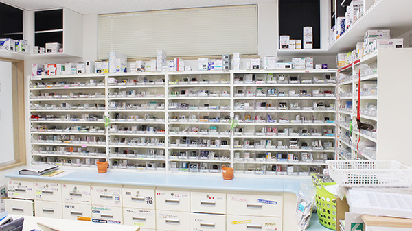 すず薬局　中央本町店の薬棚