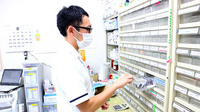 すず薬局　高清水店の作業風景